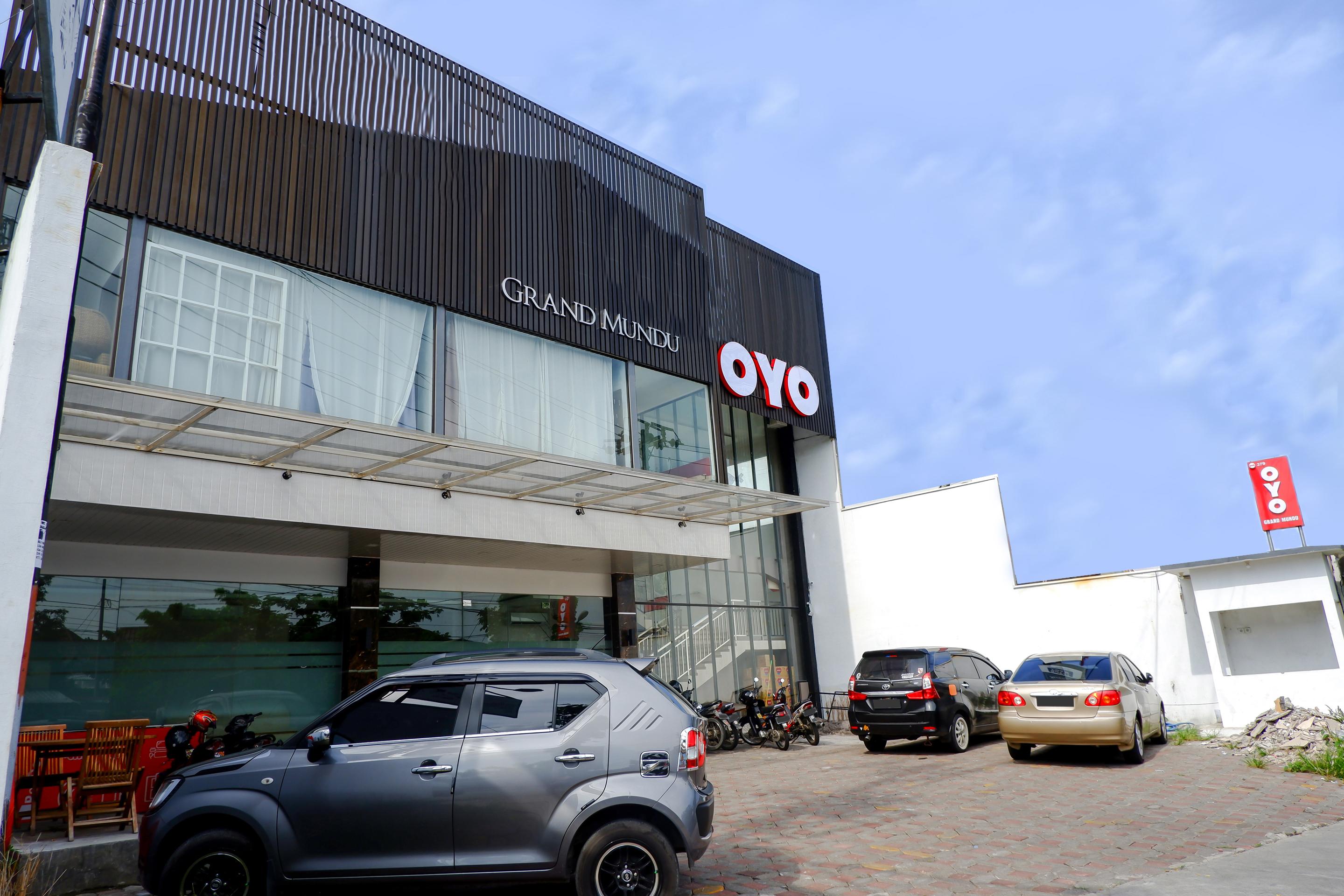 Oyo 379 Grand Mundu Hotel เซอมารัง ภายนอก รูปภาพ
