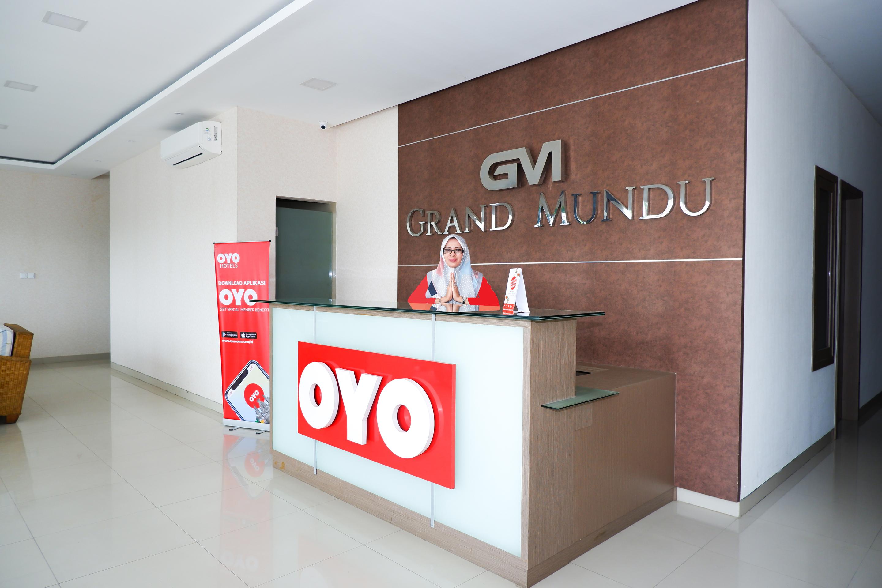 Oyo 379 Grand Mundu Hotel เซอมารัง ภายนอก รูปภาพ