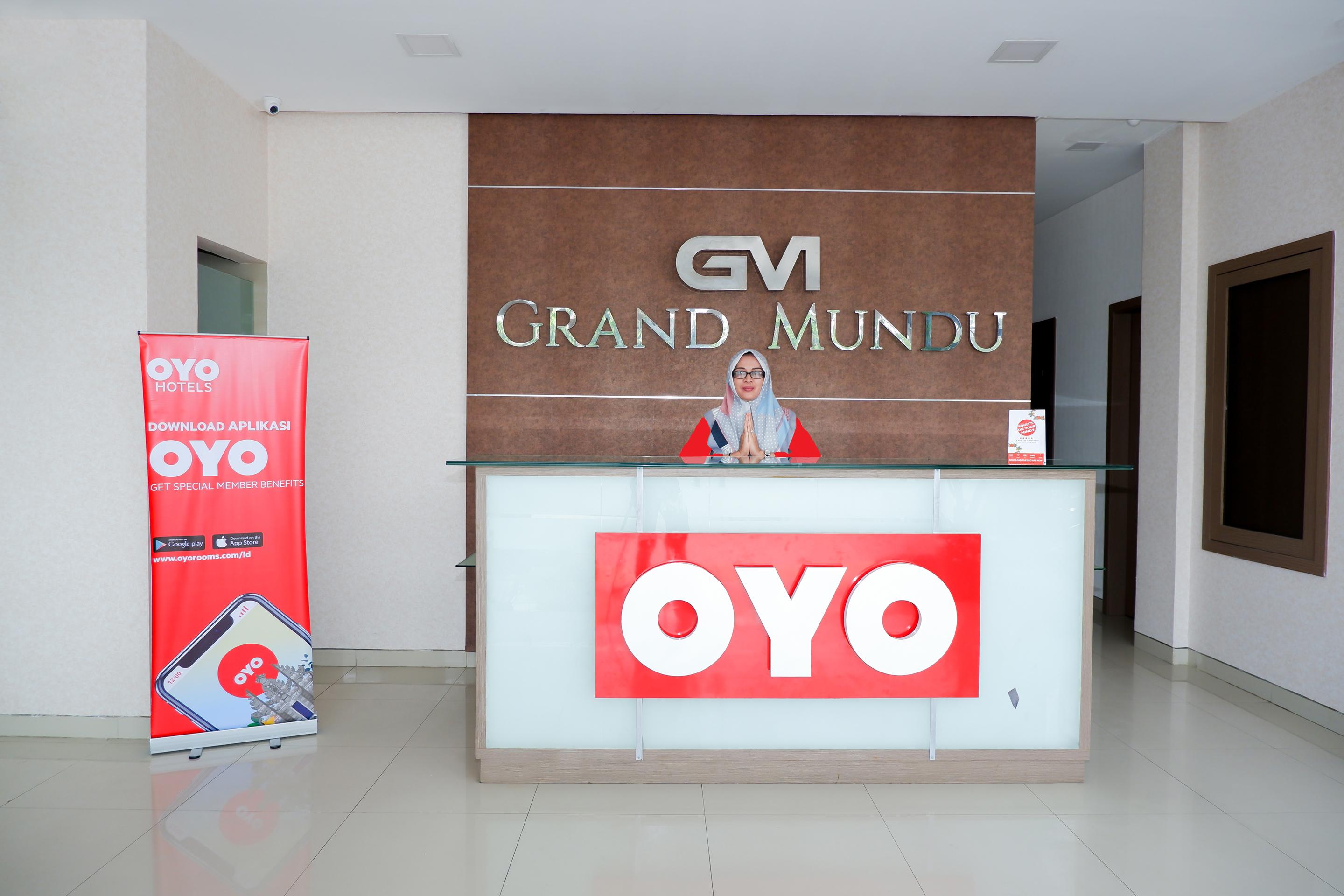 Oyo 379 Grand Mundu Hotel เซอมารัง ภายนอก รูปภาพ