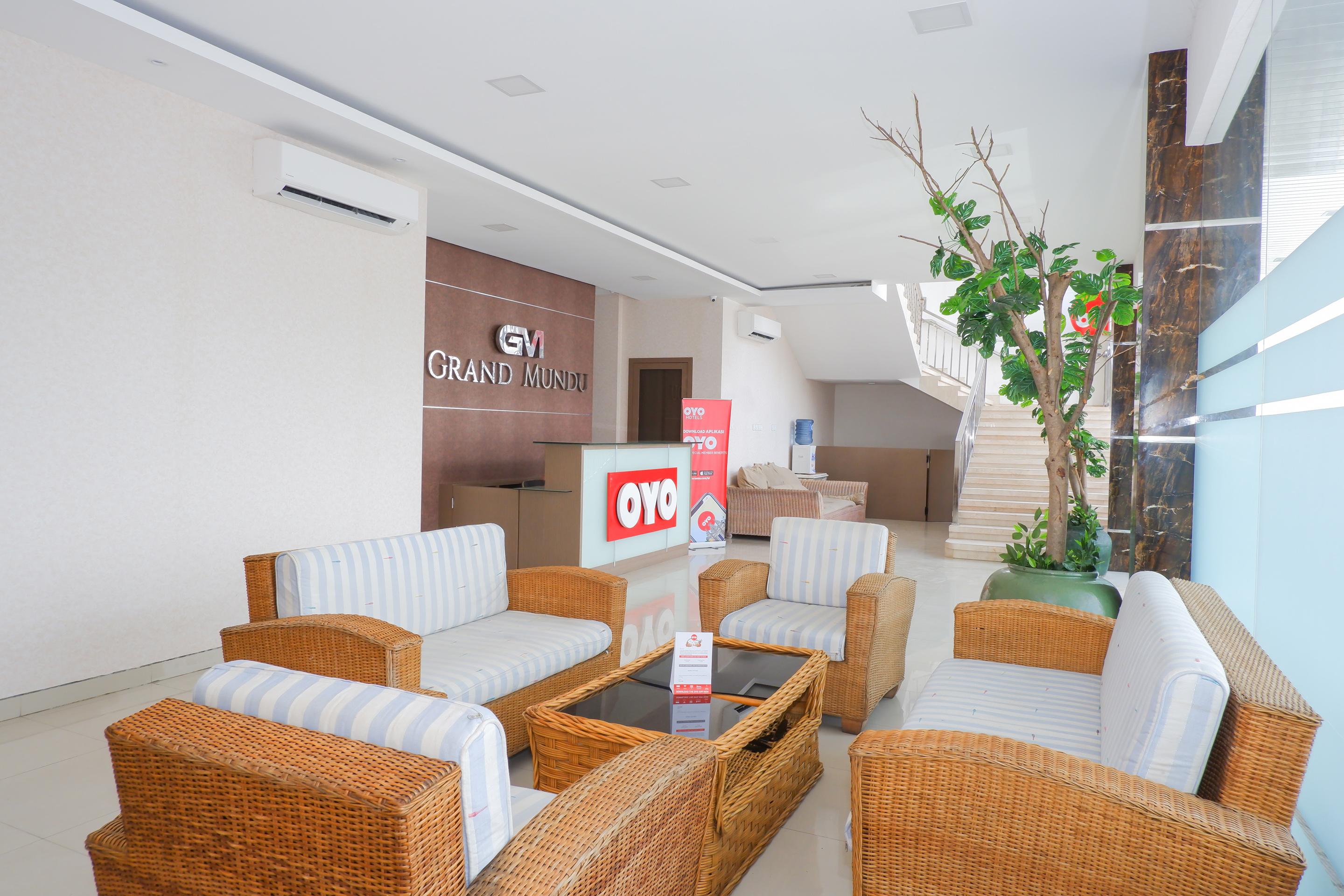 Oyo 379 Grand Mundu Hotel เซอมารัง ภายนอก รูปภาพ