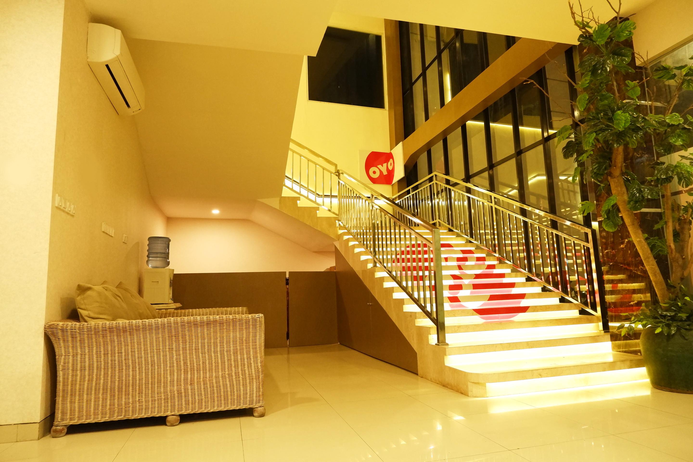Oyo 379 Grand Mundu Hotel เซอมารัง ภายนอก รูปภาพ