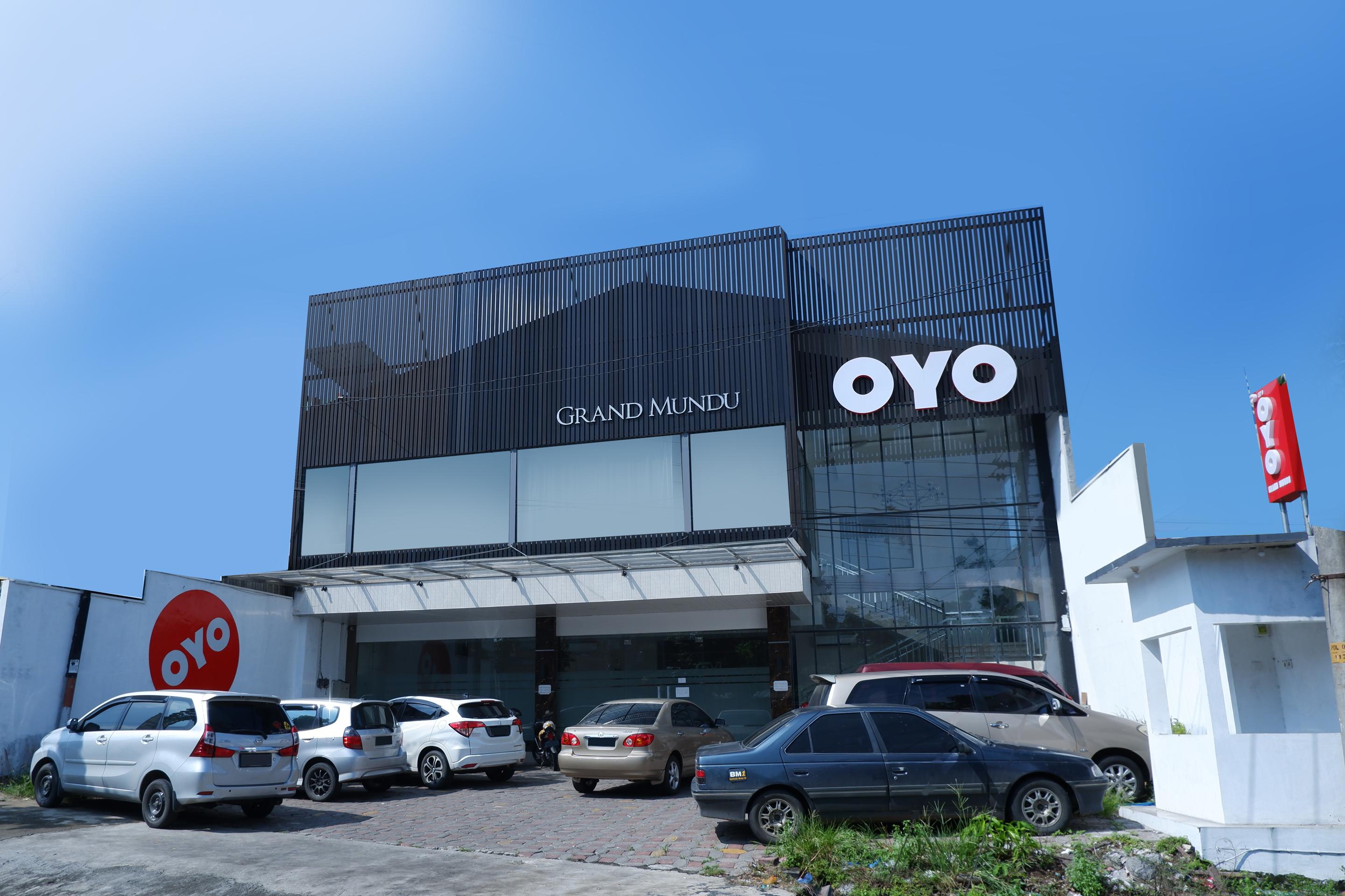 Oyo 379 Grand Mundu Hotel เซอมารัง ภายนอก รูปภาพ
