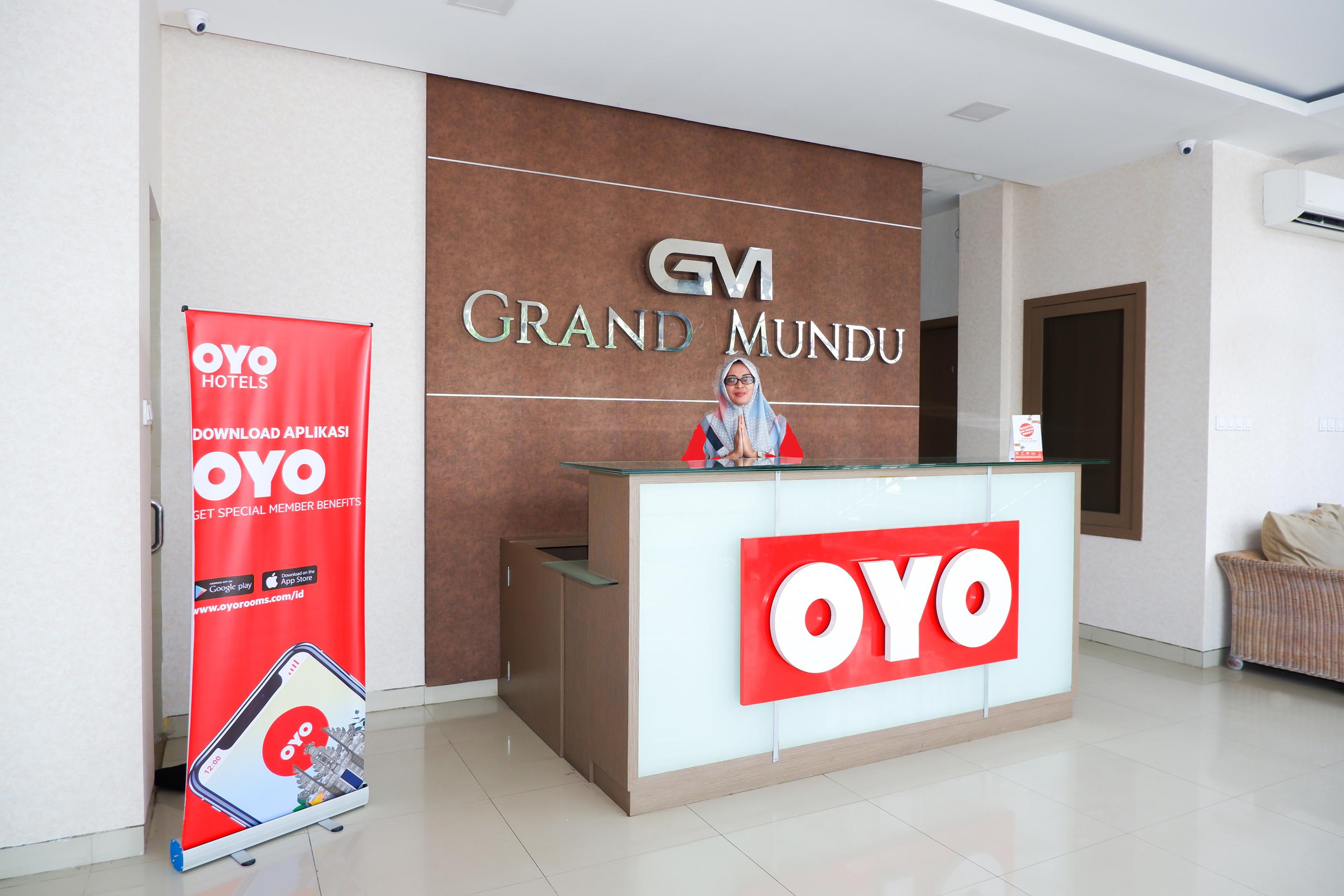 Oyo 379 Grand Mundu Hotel เซอมารัง ภายนอก รูปภาพ