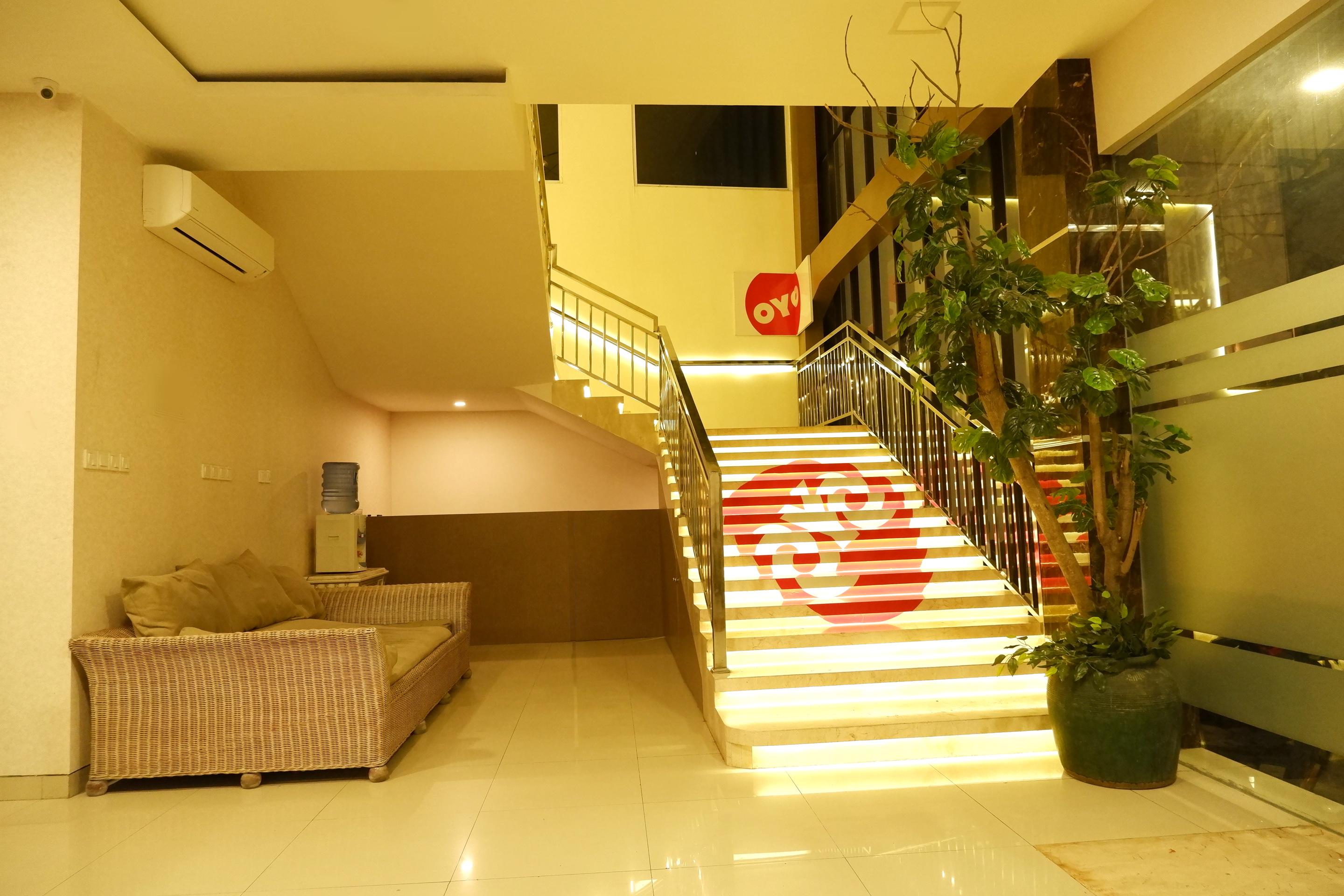 Oyo 379 Grand Mundu Hotel เซอมารัง ภายนอก รูปภาพ