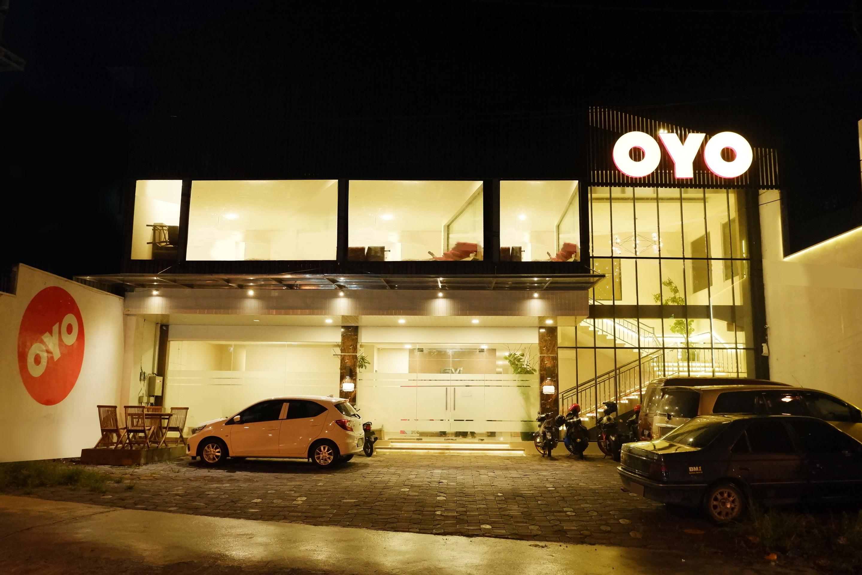 Oyo 379 Grand Mundu Hotel เซอมารัง ภายนอก รูปภาพ
